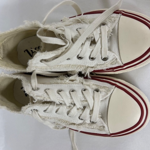 VERY G WOMEN'S DAKO FRAYED DETAIL LACE-UP FASHION ATHLETIC SNEAKER 8 NWOT - Picture 3 of 8